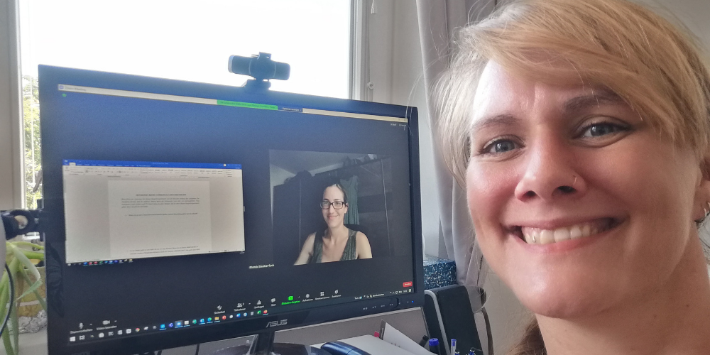 Da Bild zeigt ein Selfie ovn Lorena vor dem Bildschirm. Darauf zu sehen ist das Video von Rhonda Staudner-Turin in Zoom, sowie ein geteilter Bildschirm mit einem Word Dokument