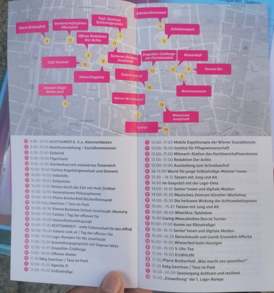 Das Bild zeigt das Programmheft des "Tag der ACHTsamkeit" im 8. Bezirk in Wien. Darauf zu sehen ist eine Karte mit unterschiedlichen Stationen und den entsprechenden Programmpunkten als Liste.