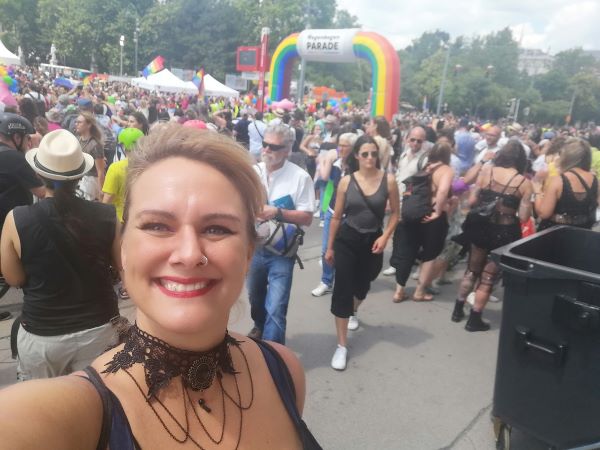 Eon Selfie von Lorena auf der Wiener Regenbogenparade.