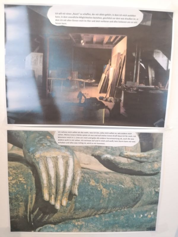 Zu sehen sind 2 Bilder aus dem Kartenset von Maja Storch (ZRM). oben ein Speicher oder Werkstatt. Unten eine Nahaufnahme einer Bronze Statur, eine Hand die auf dem Knie des Schneidersitzes liegt.