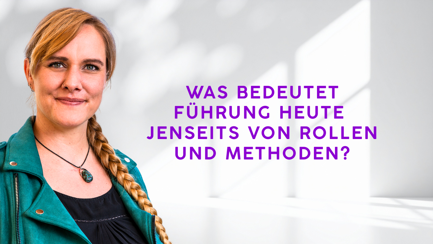 Porträt von Lorena Hoormann mit violetter Überschrift „Was bedeutet Führung heute jenseits von Rollen und Methoden?“