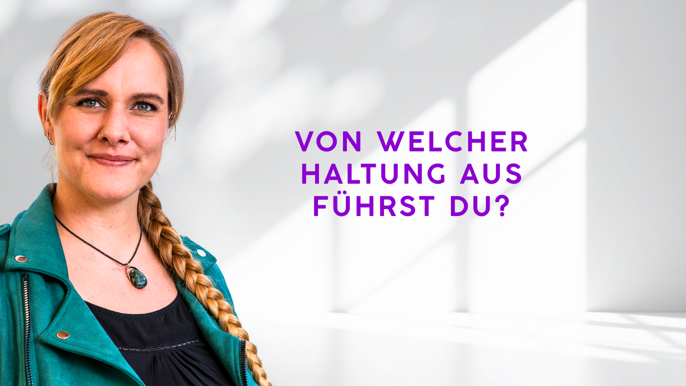 Von welcher Haltung aus führst du? Porträt von Lorena Hoormann mit der Überschrift „Von welcher Haltung aus führst du?“ in violetter Schrift.