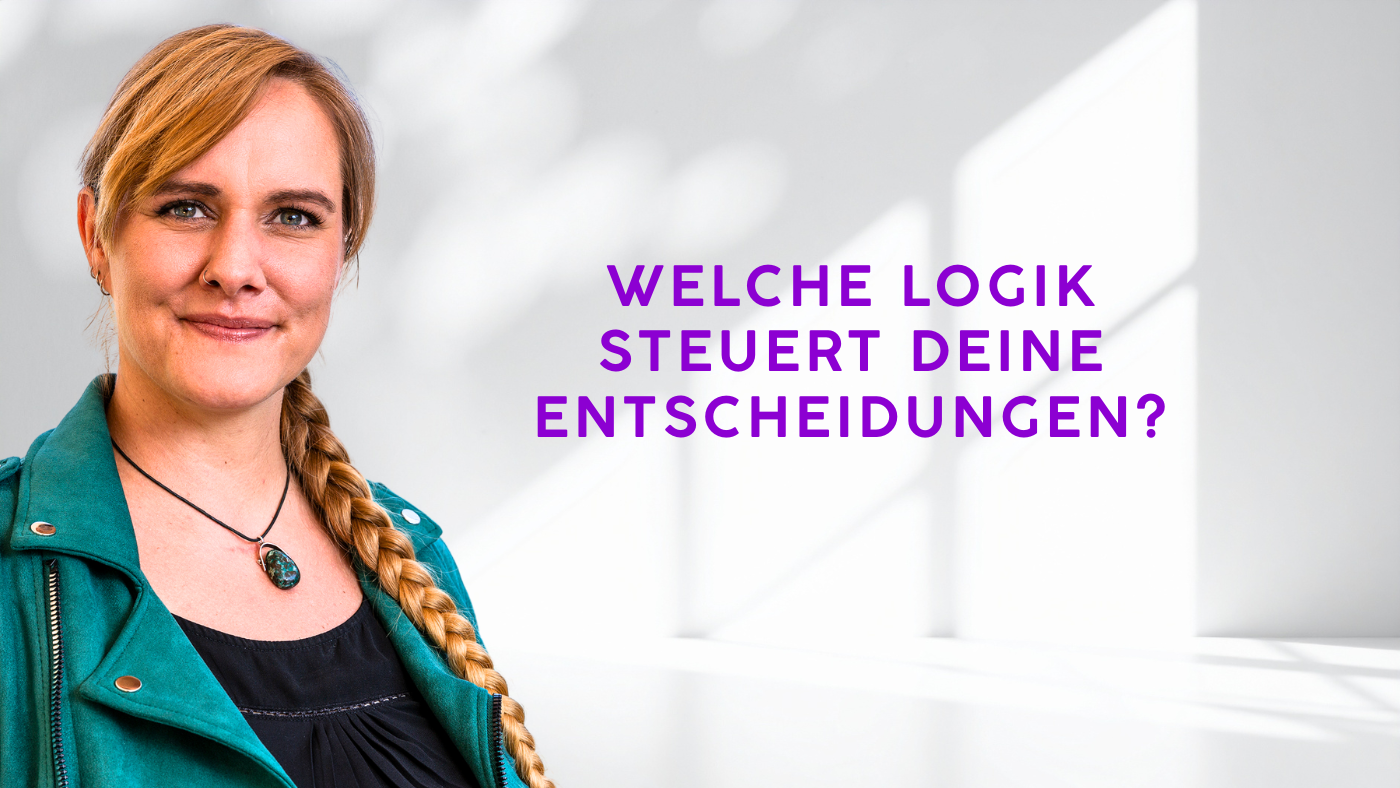Porträt von Lorena Hoormann mit der Überschrift „Welche Logik steuert deine Entscheidungen?“ in violetter Schrift.