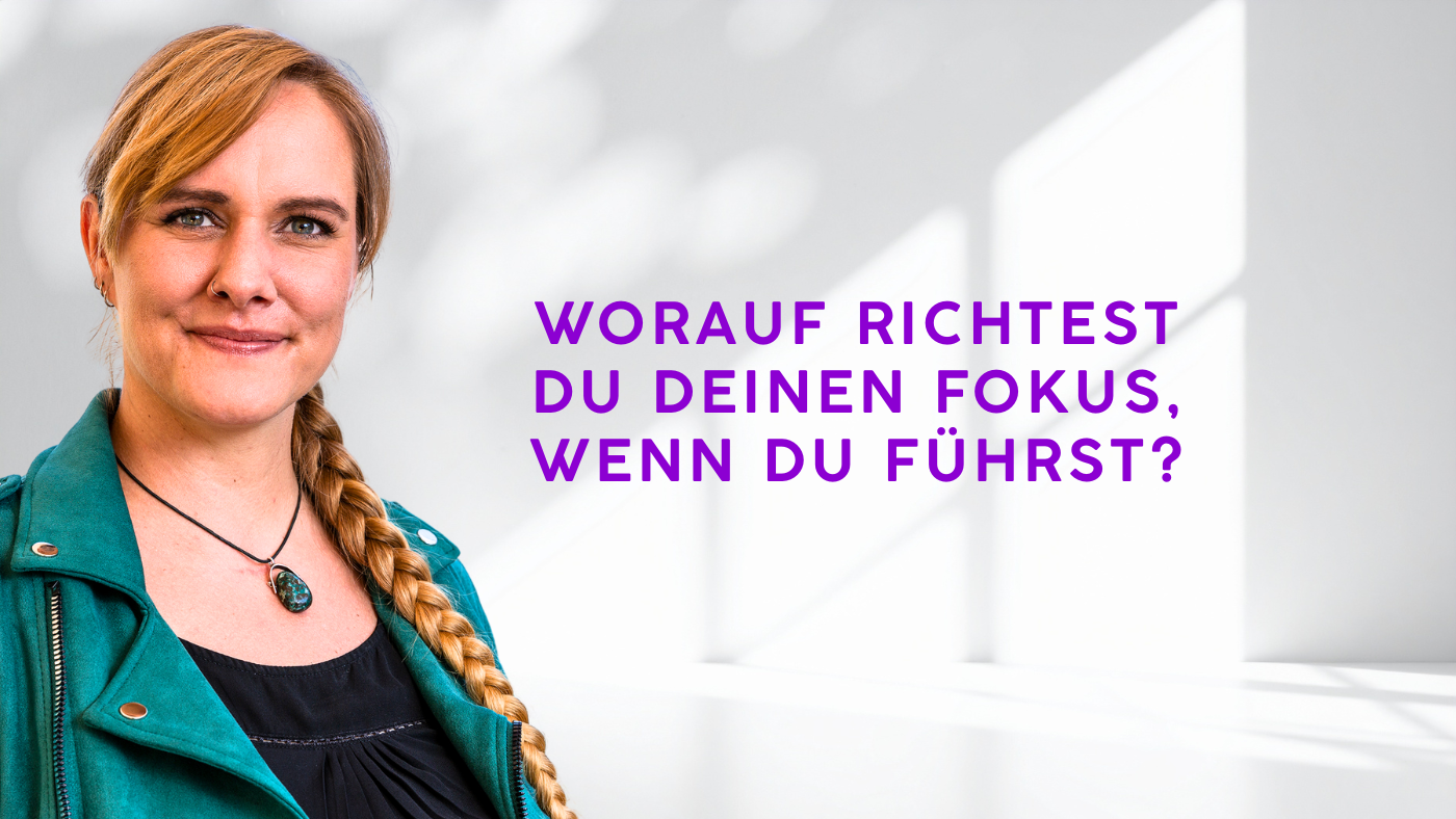 Porträt von Lorena Hoormann mit der Überschrift „Worauf richtest du deinen Fokus, wenn du führst?“ in violetter Schrift.