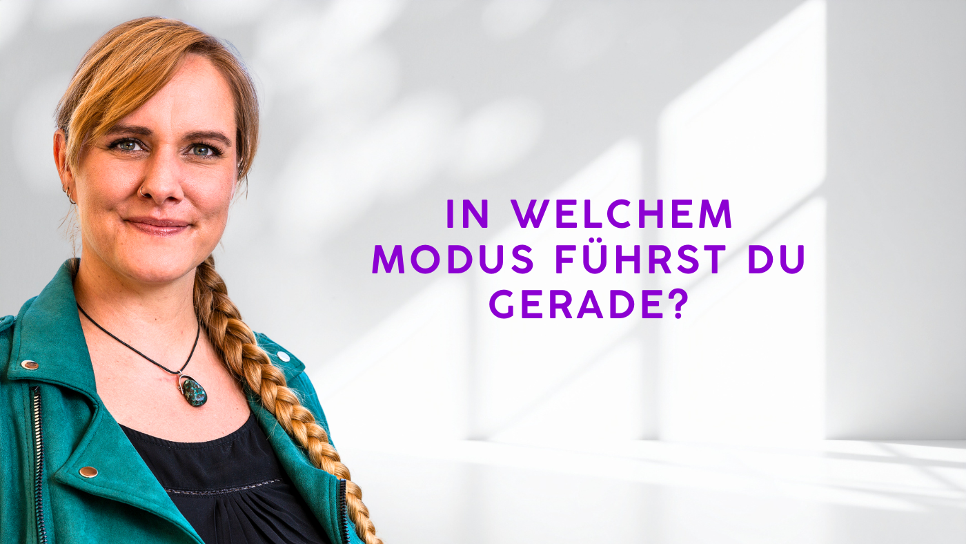 In welchem Modus führst du gerade? Porträt von Lorena Hoormann mit der Überschrift „In welchem Modus führst du gerade?“ in violetter Schrift.