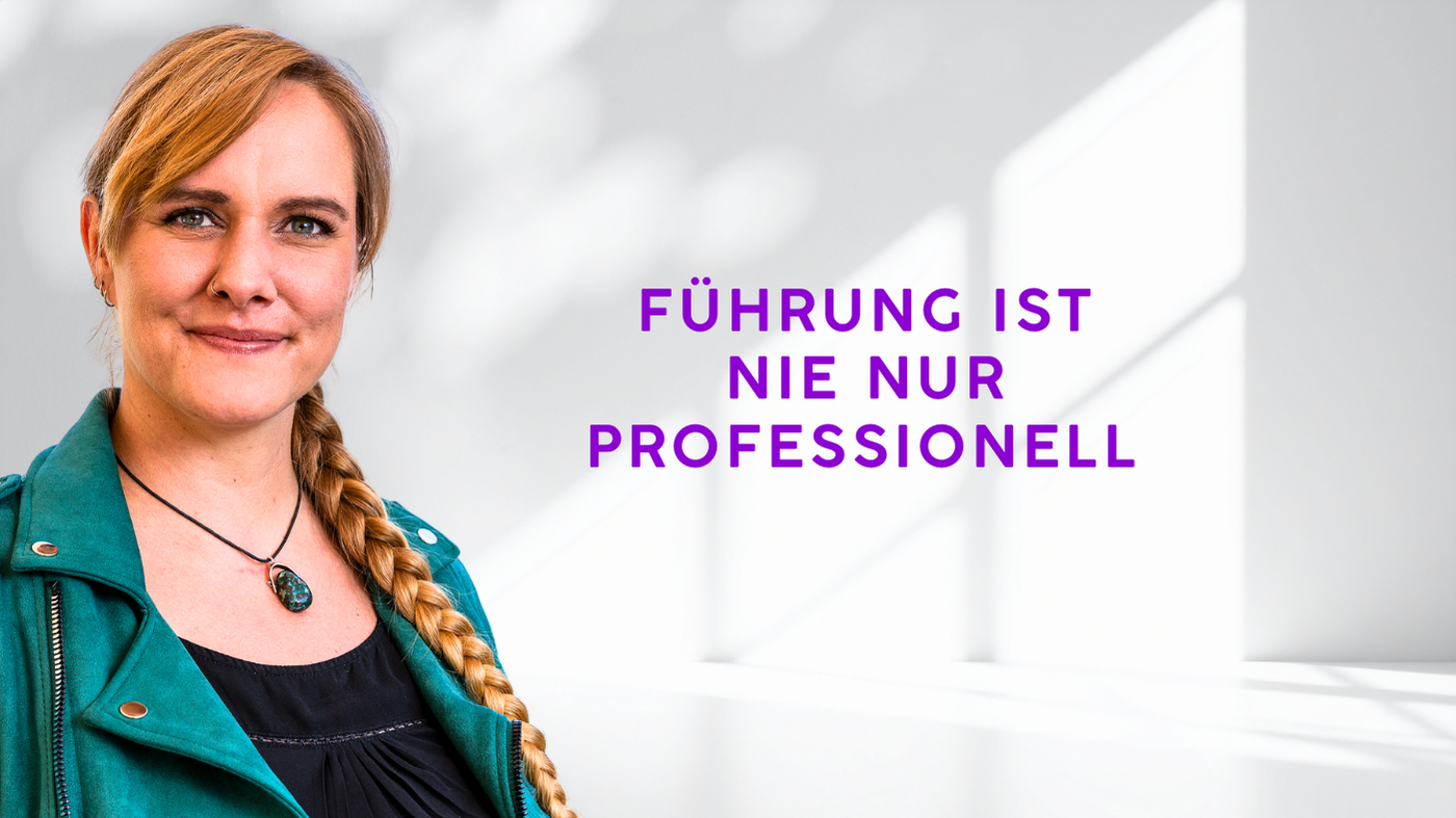 Porträt von Lorena Hoormann mit der Überschrift „Führung ist nie nur professionell“ in violetter Schrift.