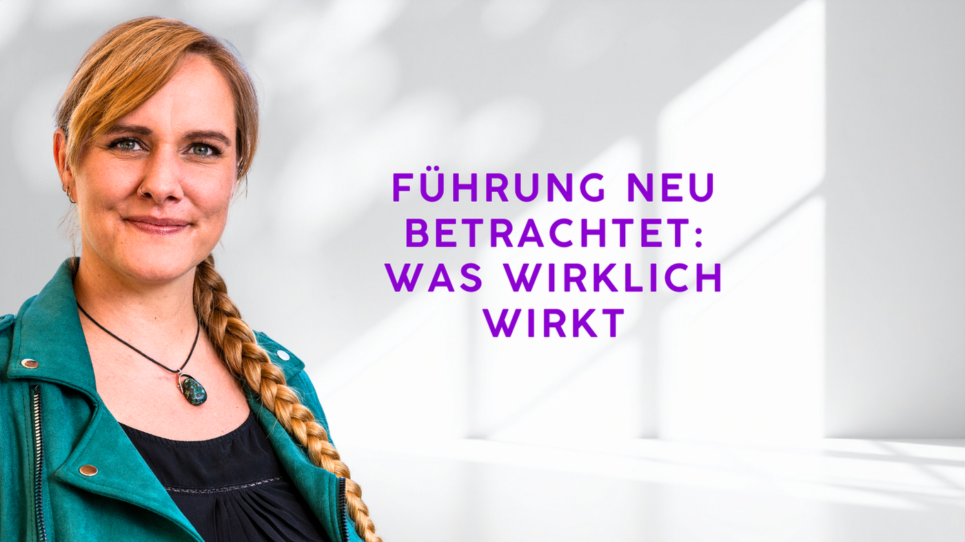 Porträt von Lorena Hoormann vor hellem Hintergrund mit der Überschrift „Führung neu betrachtet: Was wirklich wirkt“ in violetter Schrift.